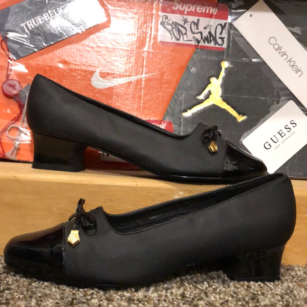 SOFT STYLES-woman’s black slip-on moc low heels
